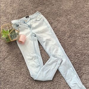 I’m selling these light blue jeans